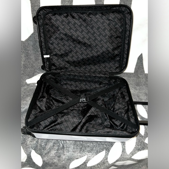 VS PINK RARE HTF 2018 HARD PLASTIC SHELL BLACK/WHITE LOGO ROLLING SUITCASE. - Picture 9 of 16